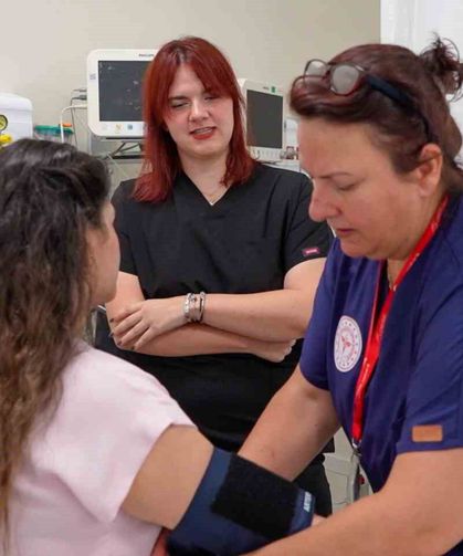 Acil servis hekimi hemşire annesiyle birlikte omuz omuza hayat kurtarıyor