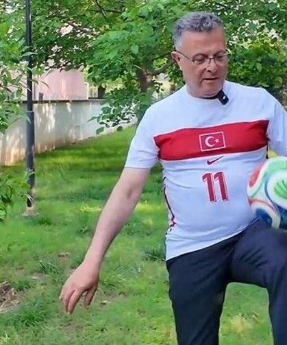 Kadınıyla erkeğiyle top sektirdiler, milli takıma moral verdiler