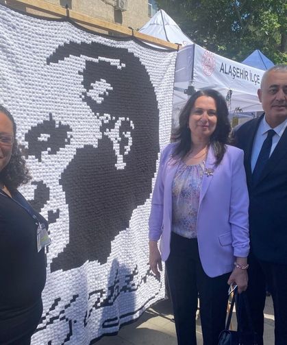 Manisa'da 7 bin 600 motifli Atatürk portresi sergiye damga vurdu