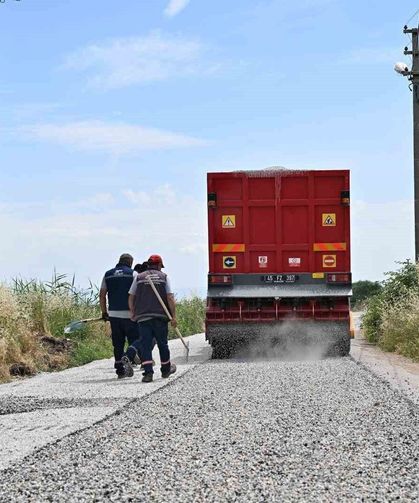 Salihli'de 5 mahalleyi bağlayan yol baştan sona yenilendi