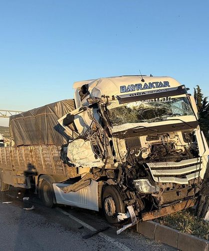 Tır başka bir tıra arkadan çarptı, yol trafiğe kapandı