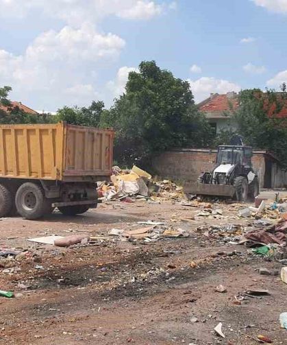 Yunusemre'de boş arazilere usulsüz dökülen 8 kamyon atık toplandı