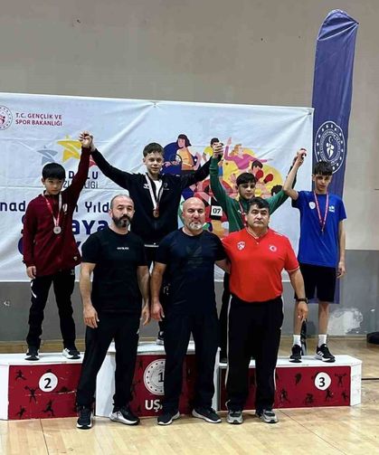 Yunusemreli güreşçilerden Uşak'tan 3 madalya