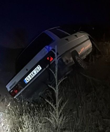 Kontrolden çıkan otomobil araziye savruldu