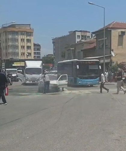 Manisa'da seyir halindeki otomobil alev aldı