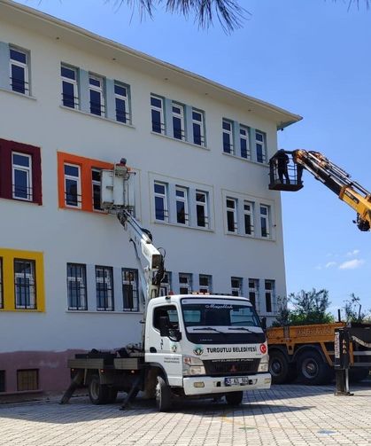 Turgutlu'da okullar ve parklar yeni döneme hazırlanıyor