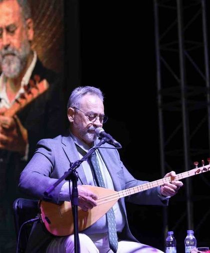 Yunusemre'de 30 Ağustos coşkusu Tolga Çandar'ın türküleriyle taçlandı