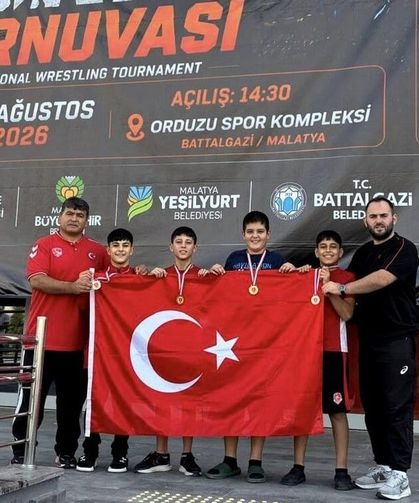 Yunusemre'nin güreşçileri Malatya'dan madalyalarla döndü