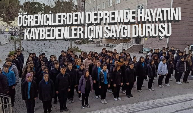 Öğrenciler depremde hayatını kaybedenler için saygı duruşunda bulundu