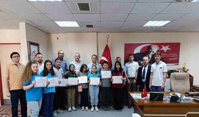 Bursluluk sınavında Türkiye birincisi olan öğrenciler ödüllendirildi