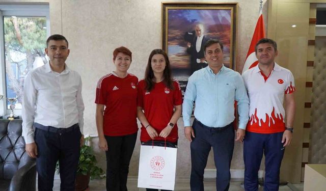 Öztürk’ten Manisalı Milli Badmintoncu Ravza Bodur’a tebrik