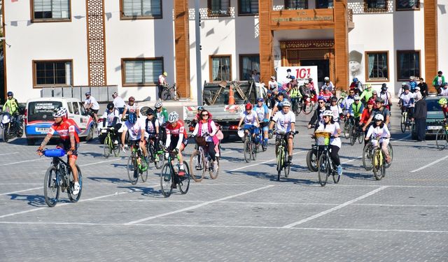 Yunusemre’de cumhuriyet için 101 kilometre pedal çevirdiler