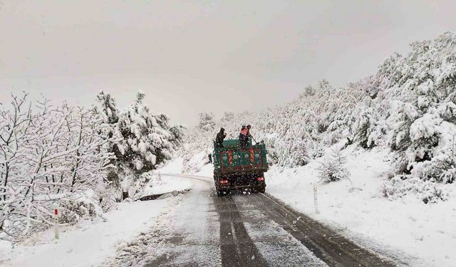 Manisa’da etkili olan kar yağışına, Büyükşehir’den müdahale