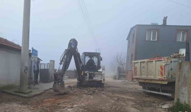 Bozulan yollara kilitli parke taşı döşeniyor