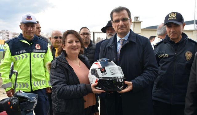 Manisa’da motosiklet sürücülerine kask dağıtıldı