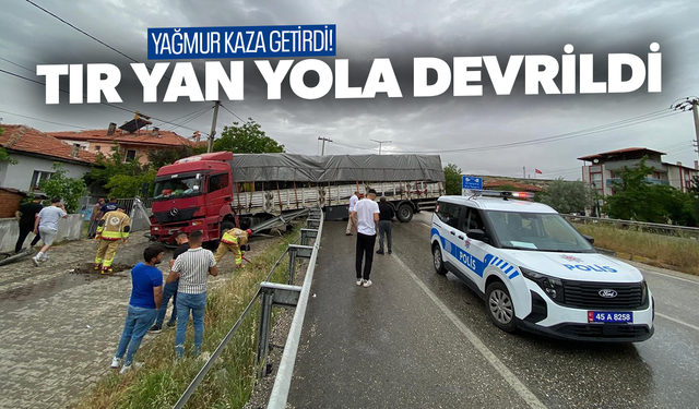 Yağmur kaza getirdi! Tır yan yola devrildi
