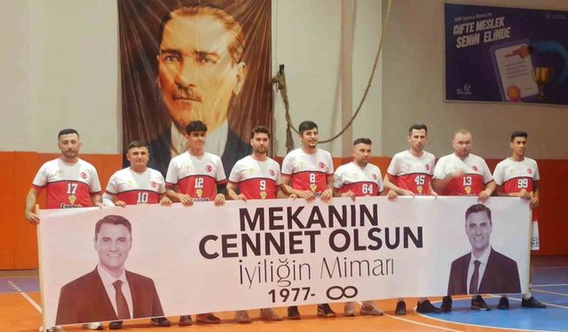 Voleybol maçı öncesi Ferdi Zeyrek anıldı