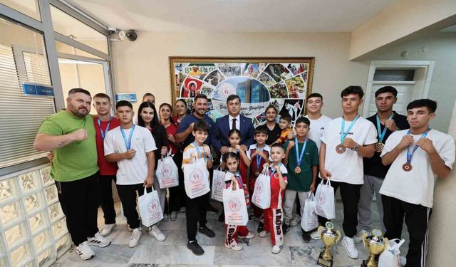 Başarılı kick boks sporcularını ödüllendirildi