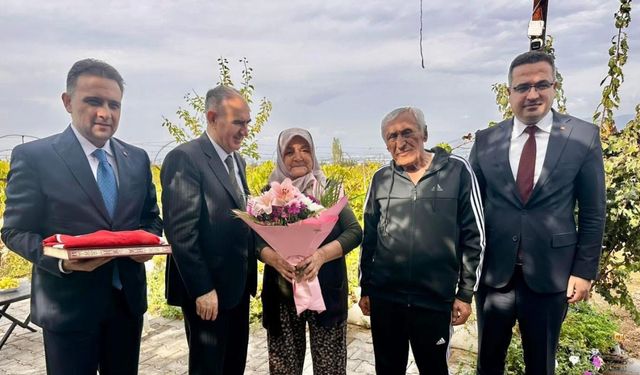 Vali Özkan ve beraberindekilerden şehit ailesine anlamlı ziyaret