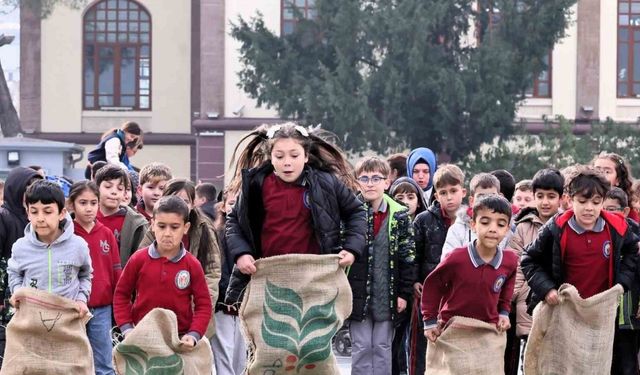 Geleneksel Oyunlar Tırı Manisa’da çocuklarla buluştu