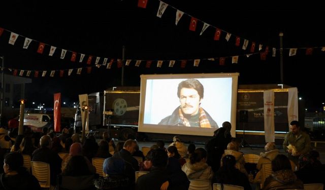Manisalı vatandaşlara açık havada sinema keyfi