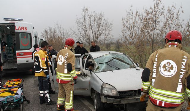 Kontrolden çıkan otomobil refüje ve bariyerlere çarptı: 1 ölü, 1 yaralı