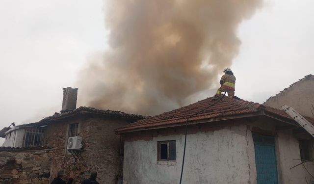 Manisa'da çıkan yangında 1 ev kullanılamaz hale geldi