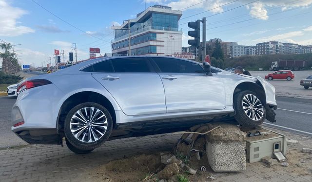 Turgutlu’da otomobil refüje çıktı: 1 yaralı