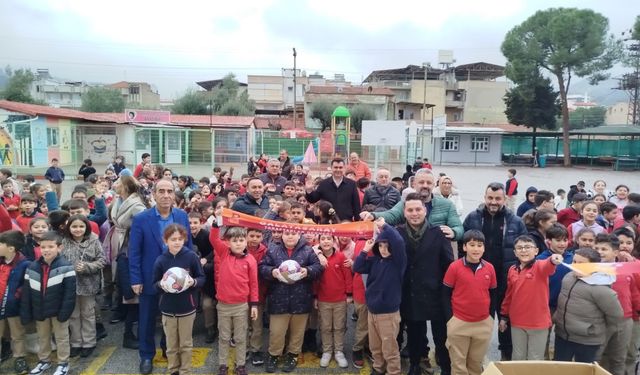 Salihli'de Galatasaraylı taraftarlardan eğitime spor malzemesi desteği