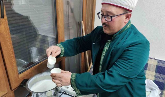 Manisa'da Miraç Kandili'nde 663 yıllık camide 80 kilo süt dağıtıldı