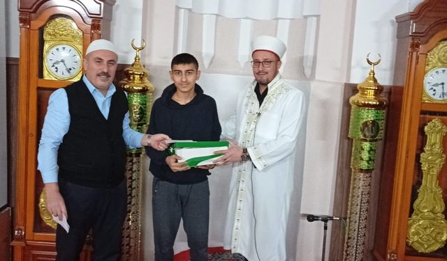 Namaza gelen çocuklar hediyeyle sevindirildi