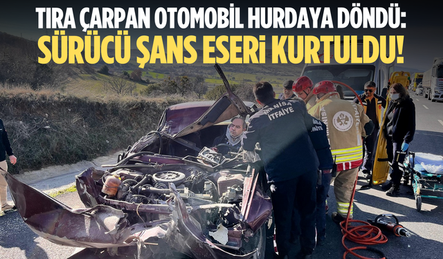 Tıra çarpan otomobil hurdaya döndü: Sürücü şans eseri kurtuldu