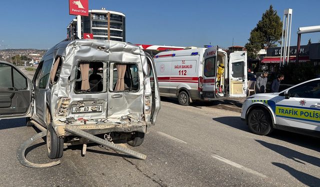 Tırın çarptığı hafif ticari araçta 3 kişi yaralandı