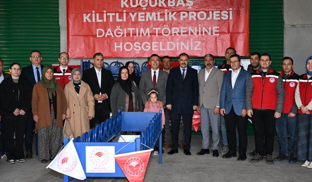 Demirci'de küçükbaş üreticilerine 'Kilitli yemlik' desteği