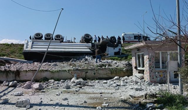 Kontrolden çıkan tır okul bahçesine daldı