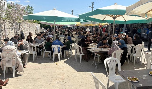 Gördes Sanayi Sitesi’nden 6 bin kişilik hayır yemeği
