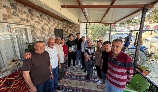 AK Parti Sarıgöl'den genç yeteneğe moral ziyareti