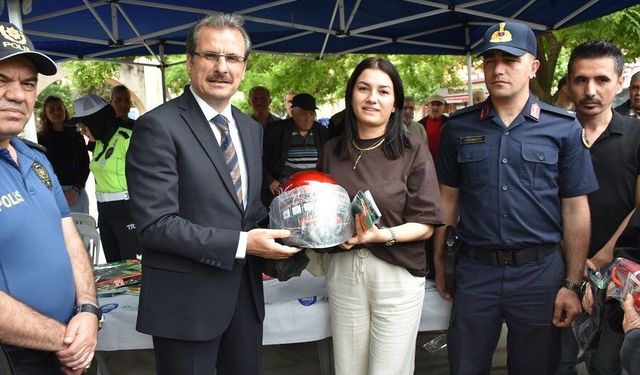 Salihli'de motosiklet sürücülerine kask dağıtıldı