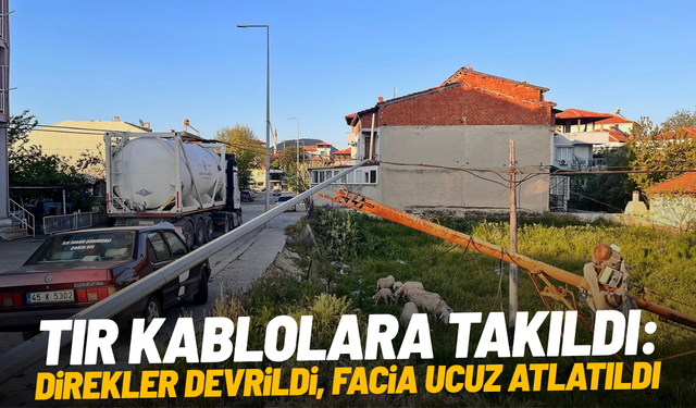 Tır kablolara takıldı: Direkler devrildi, facia ucuz atlatıldı