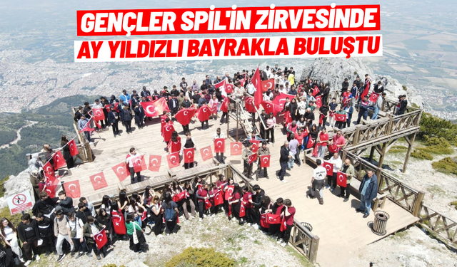 Gençler Spil'in zirvesinde ay yıldızlı bayrakla buluştu