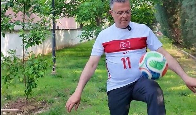 Kadınıyla erkeğiyle top sektirdiler, milli takıma moral verdiler