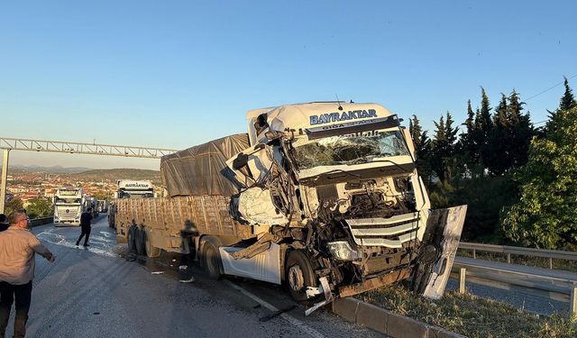 Tır başka bir tıra arkadan çarptı, yol trafiğe kapandı