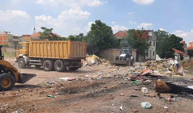 Yunusemre'de boş arazilere usulsüz dökülen 8 kamyon atık toplandı