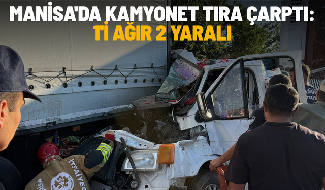 Manisa'da kamyonet tıra çarptı: 1'i ağır 2 yaralı
