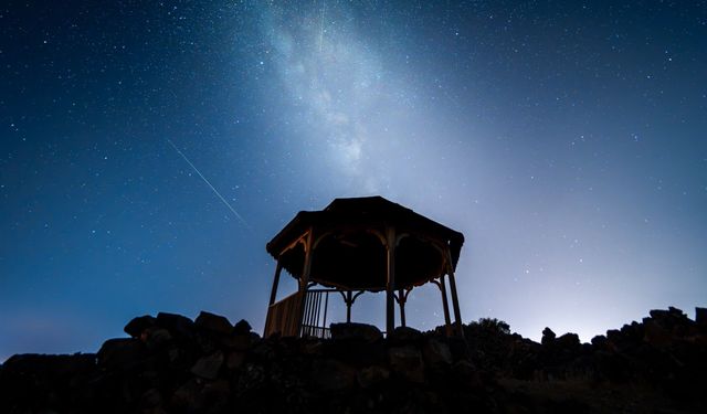 Kula volkanik arazisinde göktaşı şöleni