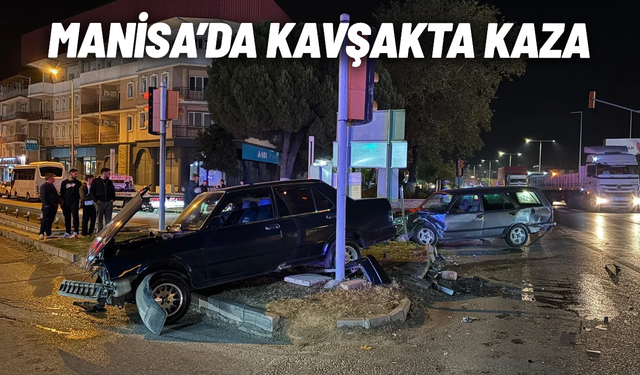Kula'da kavşakta kaza: 2 otomobil çarpıştı