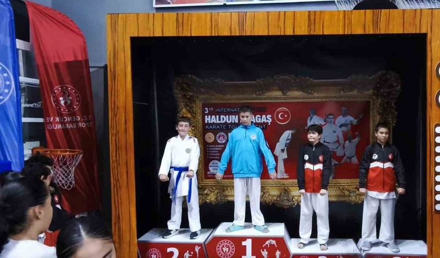 Alaşehirli karateciler Denizli’den madalyalarla döndü