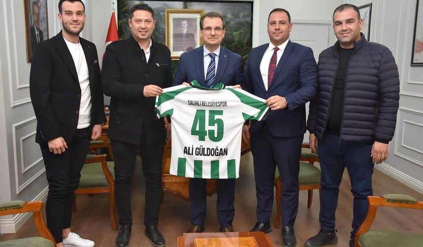 Kaymakam Güldoğan'a forma hediye ettiler