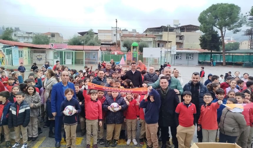 Salihli'de Galatasaraylı taraftarlardan eğitime spor malzemesi desteği