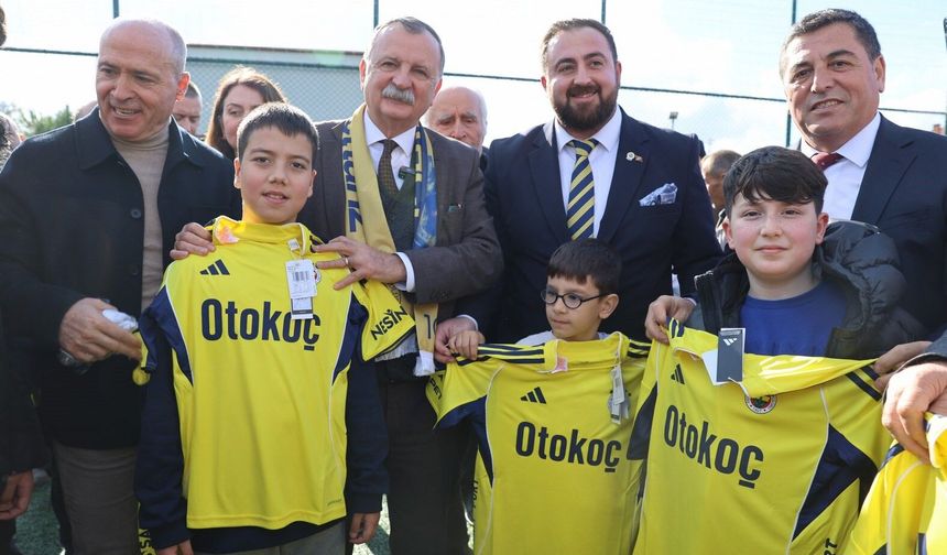 Galatasaraylı başkan, Fenerbahçeli çocukları sevindirdi